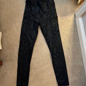 ATHLETIC BLACK LEGGINGS WITH POCKETS! SIZE M— LEOPARD PRINT